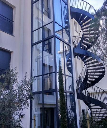 Créer un ascenseur en façade : un investissement toujours rentable
