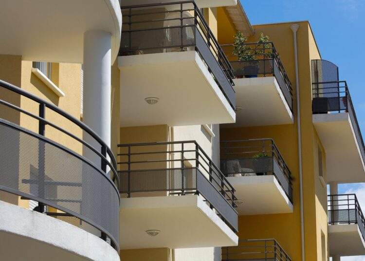 Garde-corps, claustras, brise vue… associés pour animer les façades